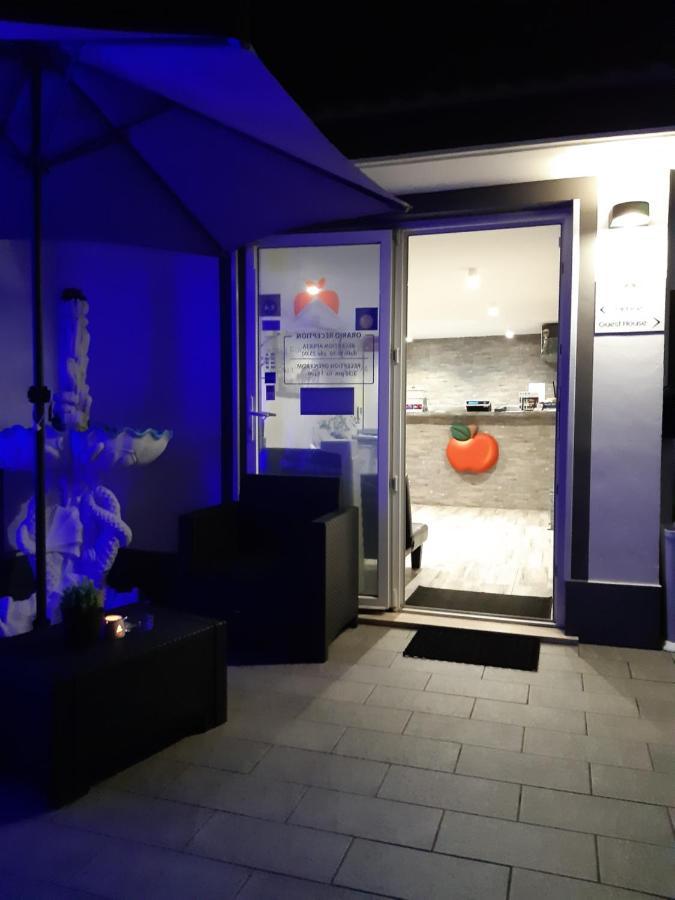 Apple Rooms Rome Airport Fiumicino Exterior foto The entrance to the control room