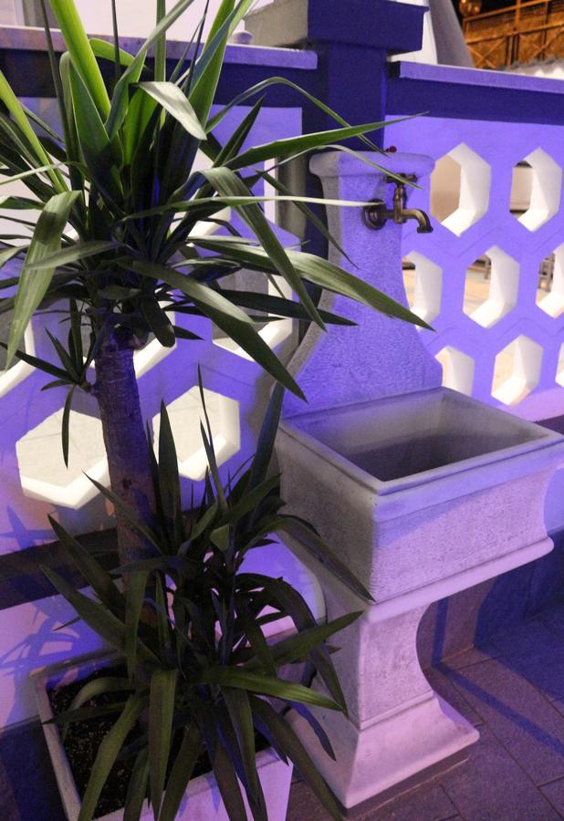 Apple Rooms Rome Airport Fiumicino Exterior foto A hand washing basin in a mosque