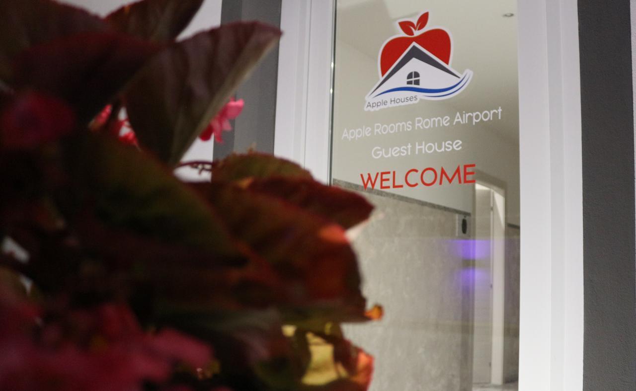 Apple Rooms Rome Airport Fiumicino Exterior foto The entrance to the airport's guest house
