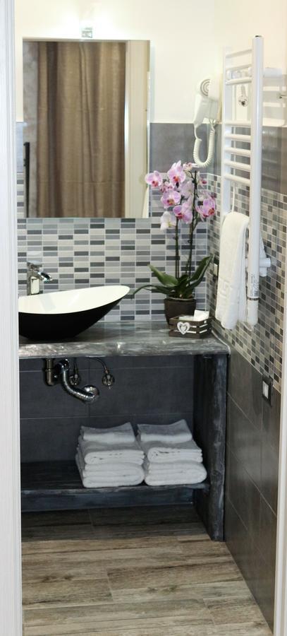 Apple Rooms Rome Airport Fiumicino Exterior foto A modern bathroom