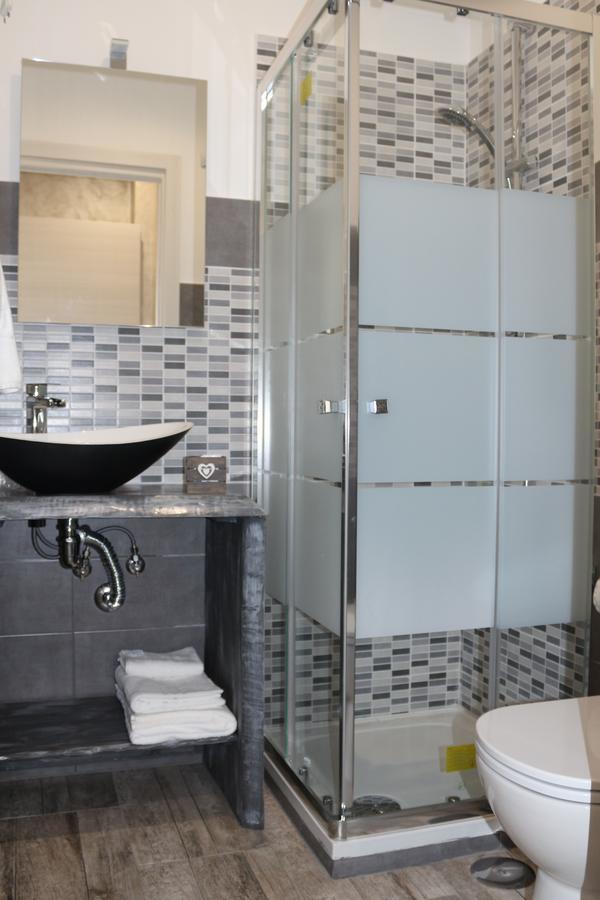 Apple Rooms Rome Airport Fiumicino Exterior foto A shower enclosure