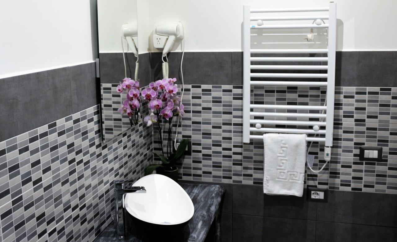 Apple Rooms Rome Airport Fiumicino Exterior foto A heated towel rail