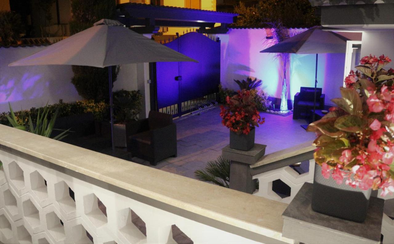 Apple Rooms Rome Airport Fiumicino Exterior foto The Terrace at the Beverly Hills Hotel