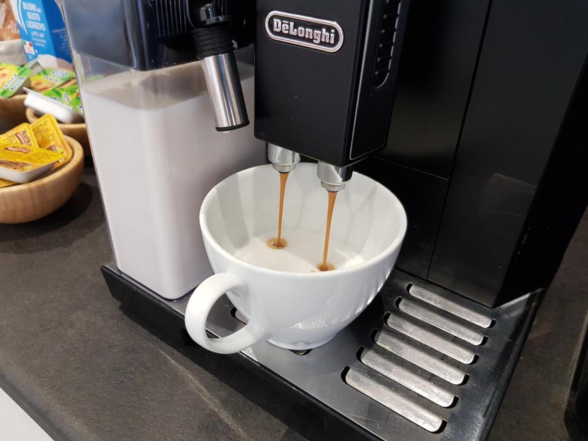 Apple Rooms Rome Airport Fiumicino Exterior foto Espresso machine