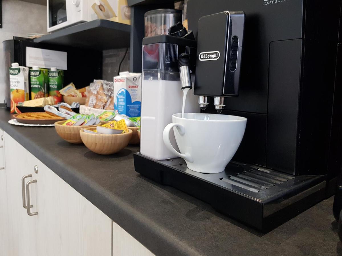 Apple Rooms Rome Airport Fiumicino Exterior foto A coffee machine