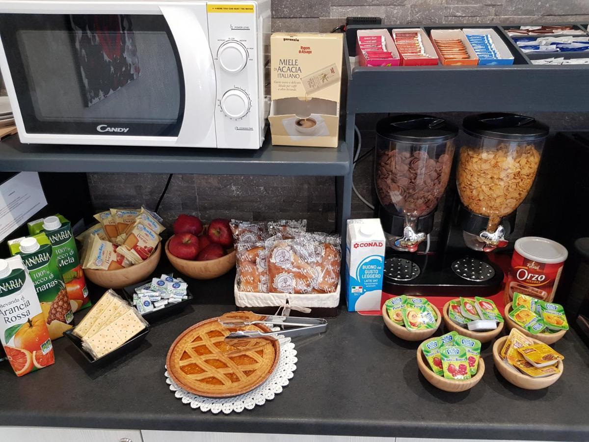 Apple Rooms Rome Airport Fiumicino Exterior foto A typical breakfast buffet