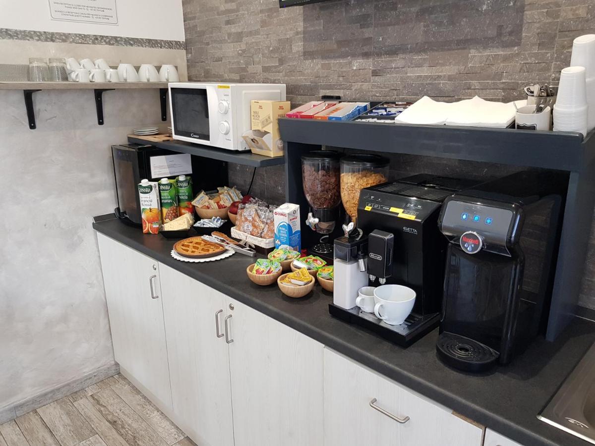 Apple Rooms Rome Airport Fiumicino Exterior foto A coffee machine in a kitchen