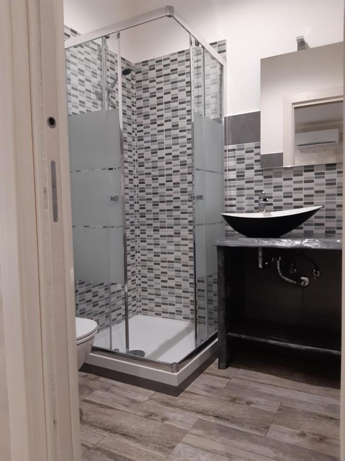 Apple Rooms Rome Airport Fiumicino Exterior foto A shower cubicle
