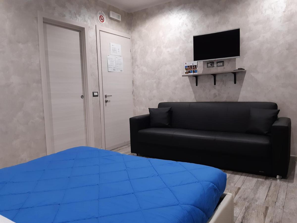 Apple Rooms Rome Airport Fiumicino Exterior foto A room at the station